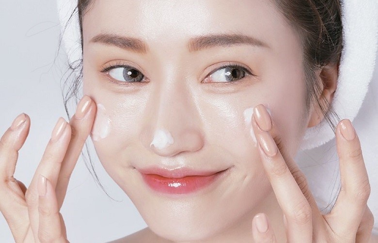 Cách chăm sóc da mặt hàng ngày - bôi kem dưỡng ẩm