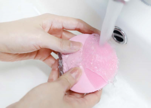Cách vệ sinh máy rửa mặt Foreo Luna Minh